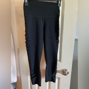 Alo Yoga RARE worn once black crop with slits on side of pants XS excellent